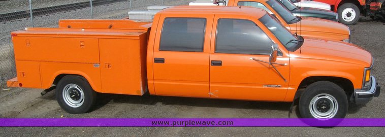 image for item 6540 2000 Chevrolet C3500 crew cab pickup with Omaha 8' service bed