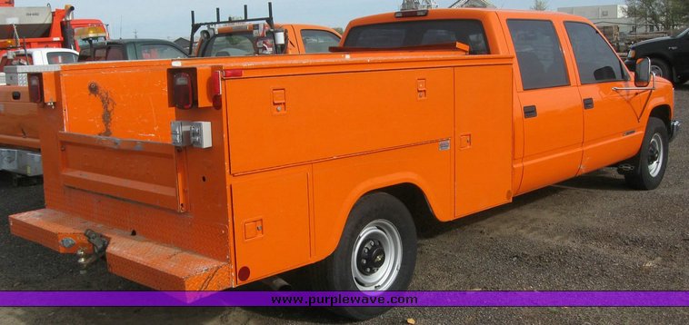 image for item 6540 2000 Chevrolet C3500 crew cab pickup with Omaha 8' service bed