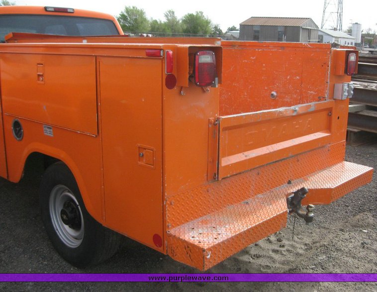 image for item 6540 2000 Chevrolet C3500 crew cab pickup with Omaha 8' service bed