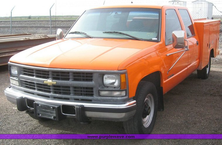 image for item 6540 2000 Chevrolet C3500 crew cab pickup with Omaha 8' service bed