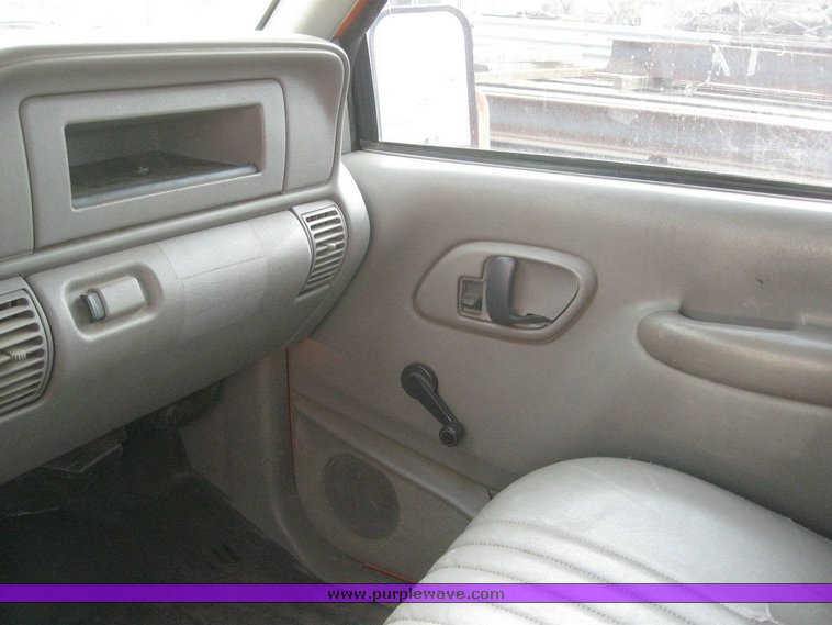 image for item 6540 2000 Chevrolet C3500 crew cab pickup with Omaha 8' service bed