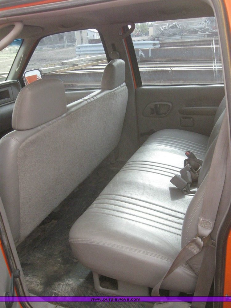 image for item 6540 2000 Chevrolet C3500 crew cab pickup with Omaha 8' service bed