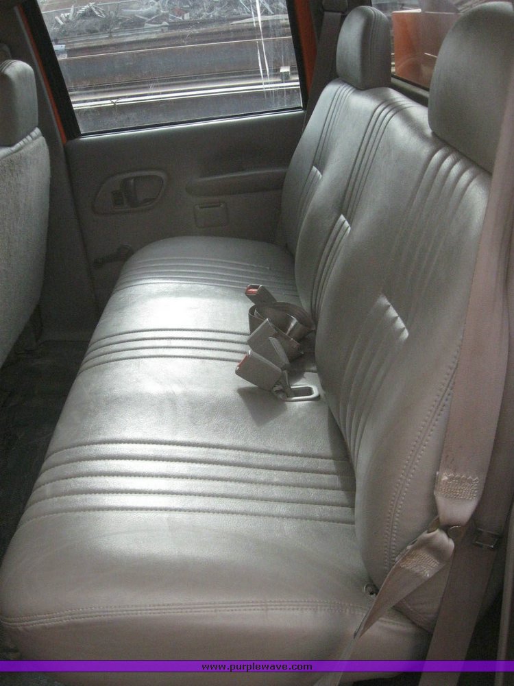 image for item 6540 2000 Chevrolet C3500 crew cab pickup with Omaha 8' service bed