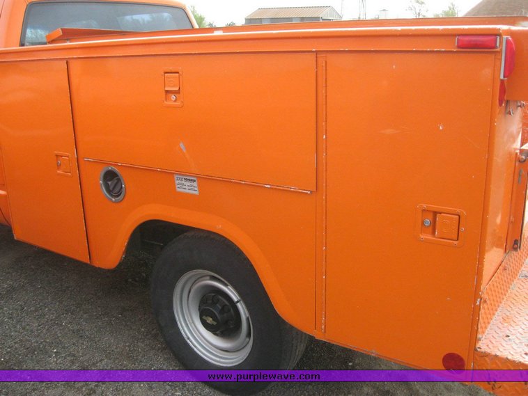 image for item 6540 2000 Chevrolet C3500 crew cab pickup with Omaha 8' service bed