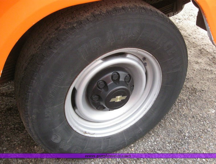 image for item 6540 2000 Chevrolet C3500 crew cab pickup with Omaha 8' service bed