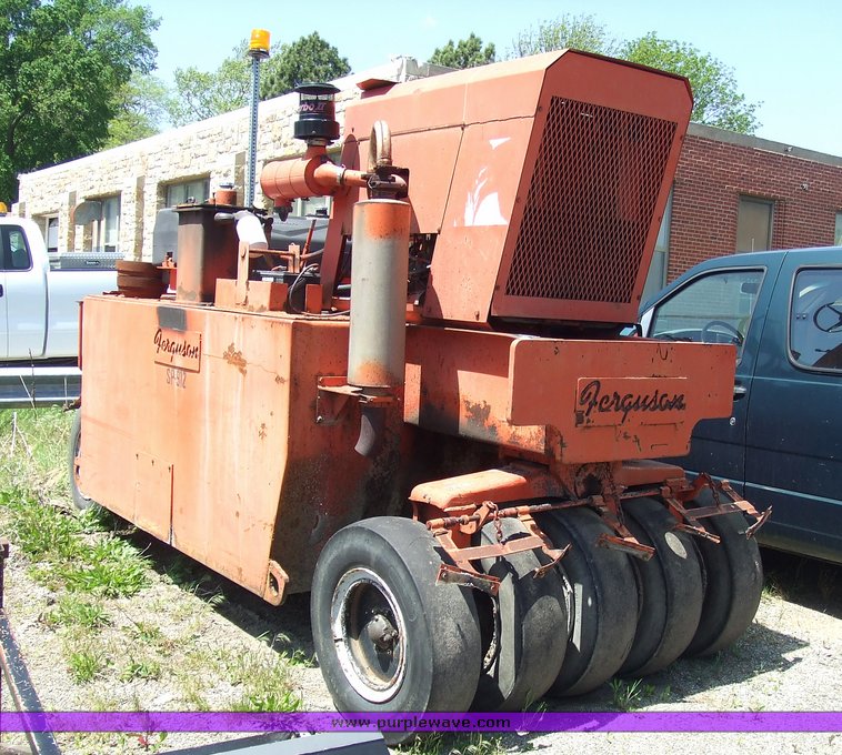 image for item 7076 1985 Ferguson SP912 pneumatic roller