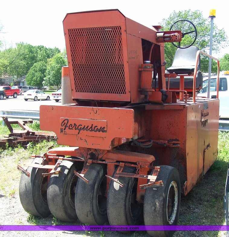 image for item 7076 1985 Ferguson SP912 pneumatic roller