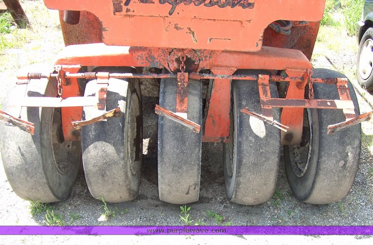 image for item 7076 1985 Ferguson SP912 pneumatic roller