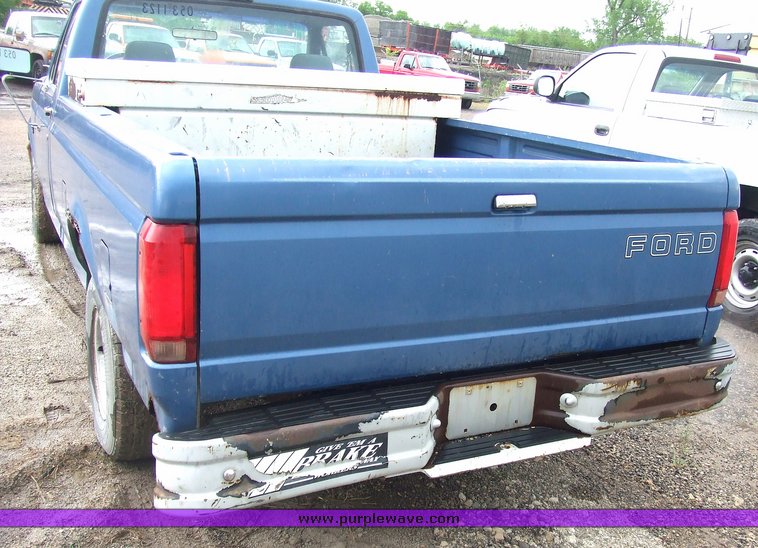 image for item 7093 1993 Ford F150 pickup