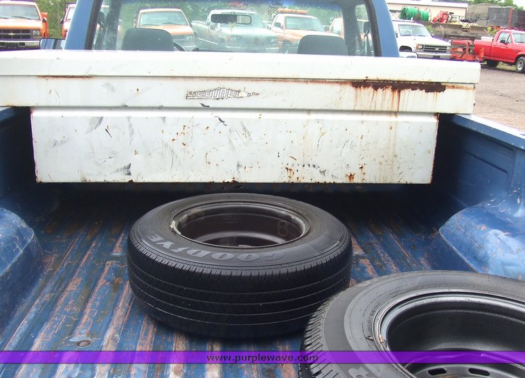 image for item 7093 1993 Ford F150 pickup