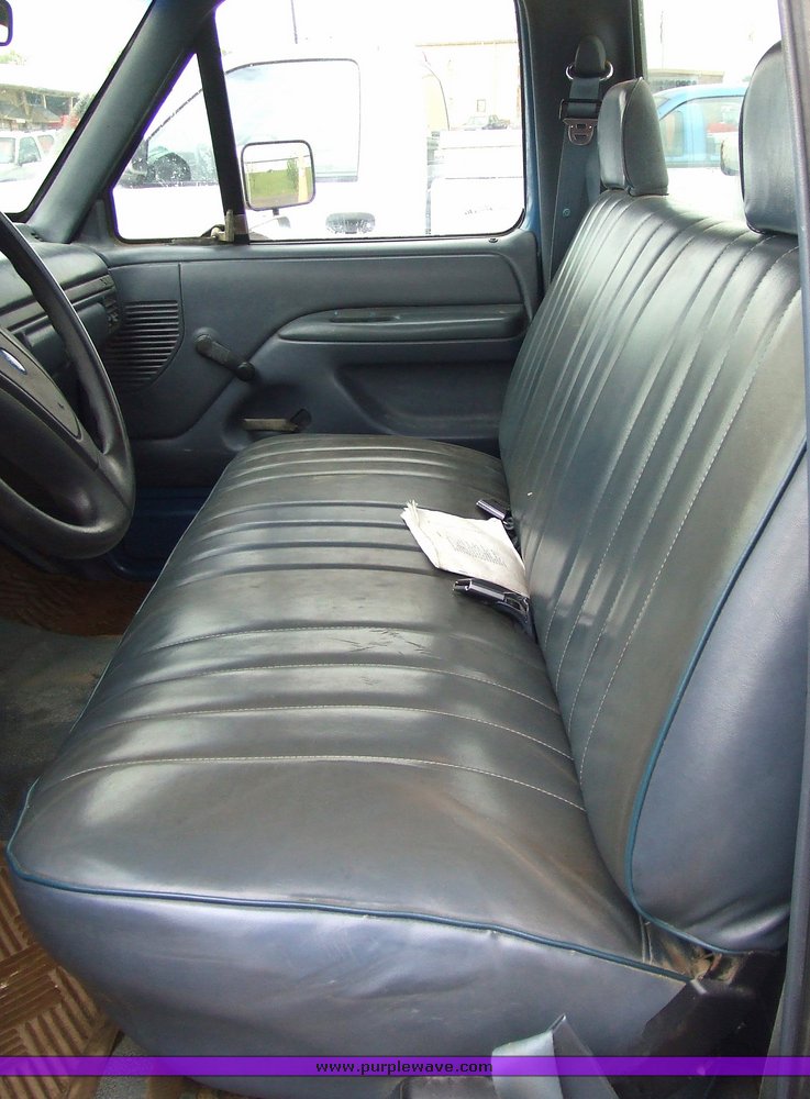 image for item 7093 1993 Ford F150 pickup