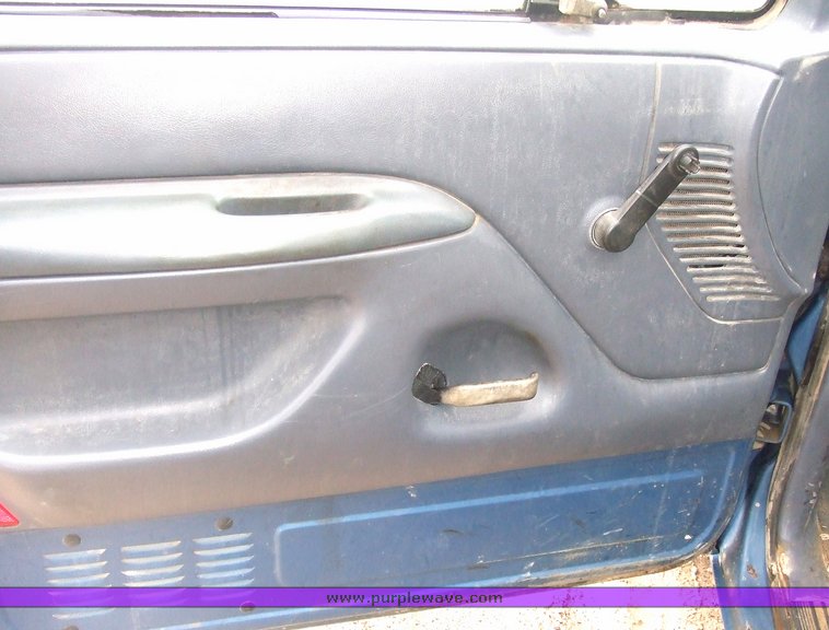 image for item 7093 1993 Ford F150 pickup