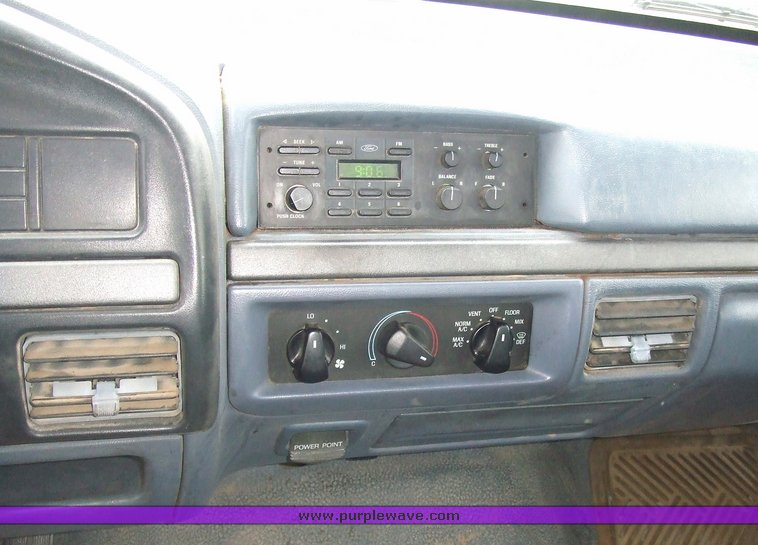 image for item 7093 1993 Ford F150 pickup