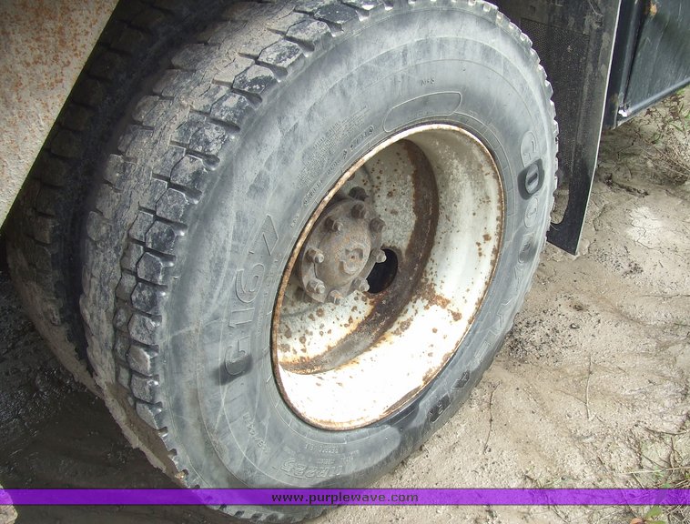 image for item 7095 1994 Ford F700F bucket truck