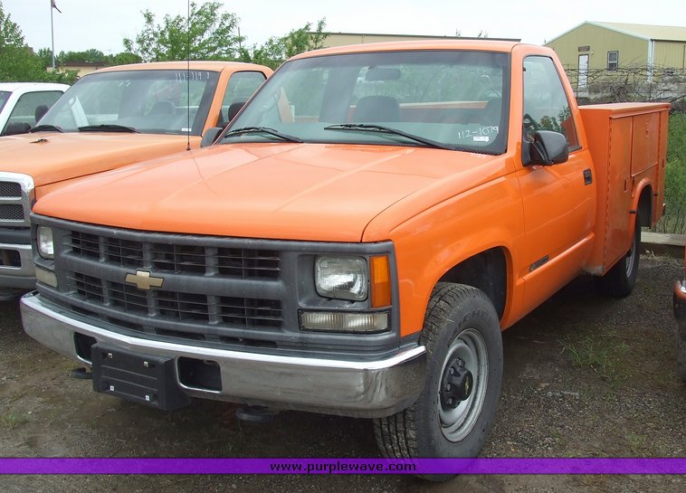 image for item 7096 1999 Chevrolet C2500 pickup with utility bed