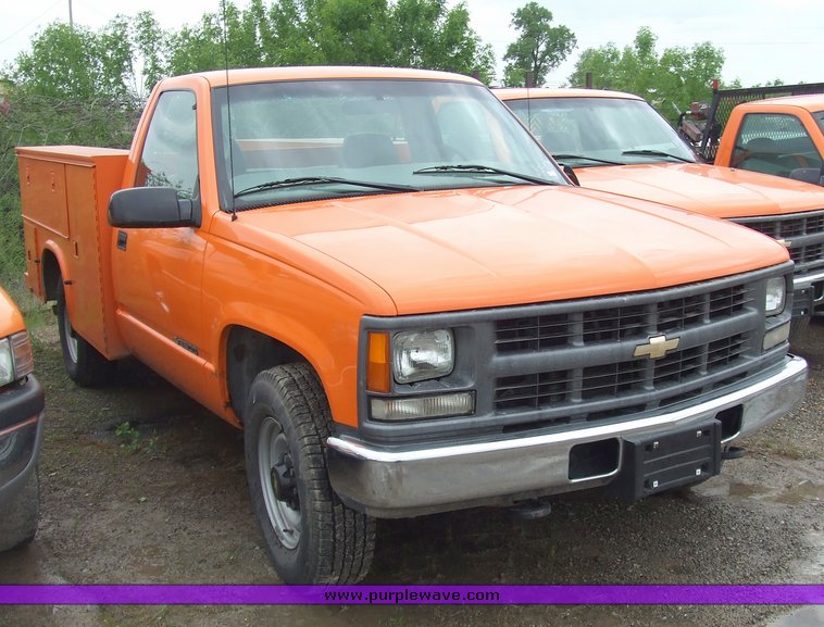 image for item 7096 1999 Chevrolet C2500 pickup with utility bed