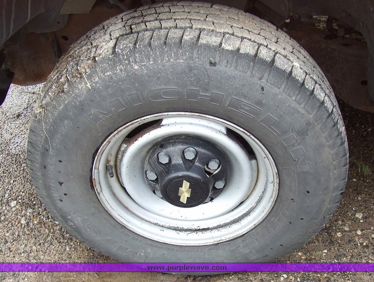 image for item 7096 1999 Chevrolet C2500 pickup with utility bed