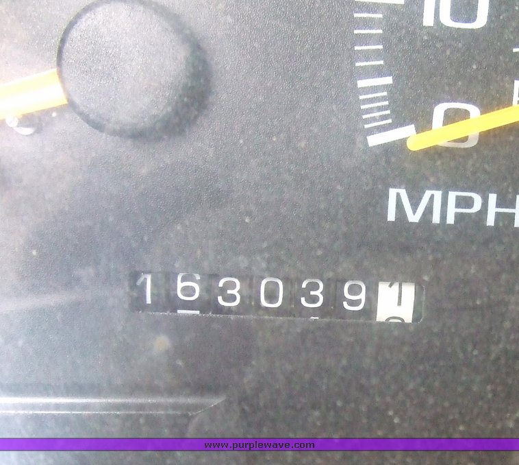 image for item 7096 1999 Chevrolet C2500 pickup with utility bed