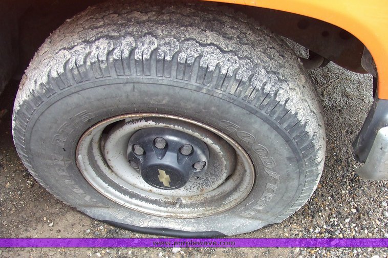 image for item 7098 1999 Chevrolet C2500 pickup