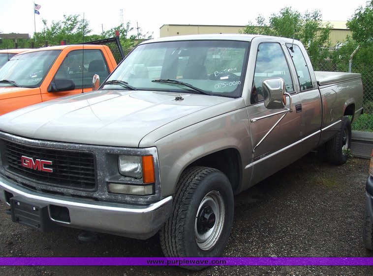 image for item 7099 2000 GMC Sierra C2500 club cab pickup