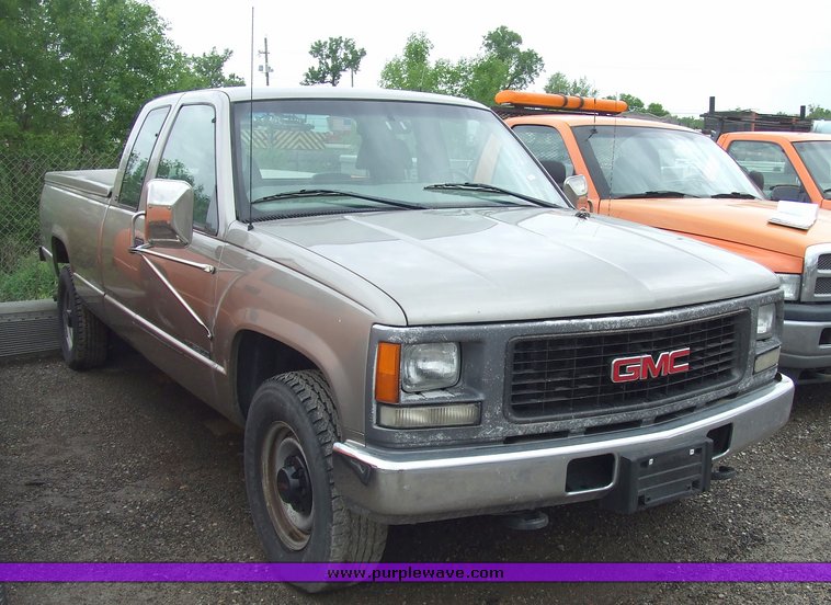 image for item 7099 2000 GMC Sierra C2500 club cab pickup