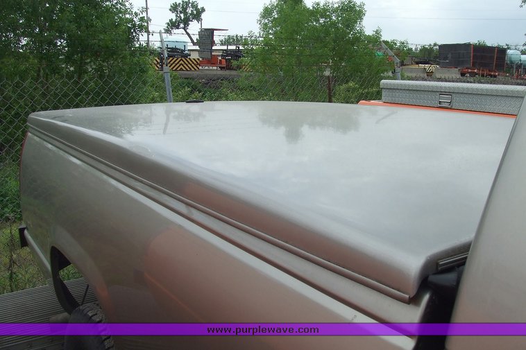 image for item 7099 2000 GMC Sierra C2500 club cab pickup