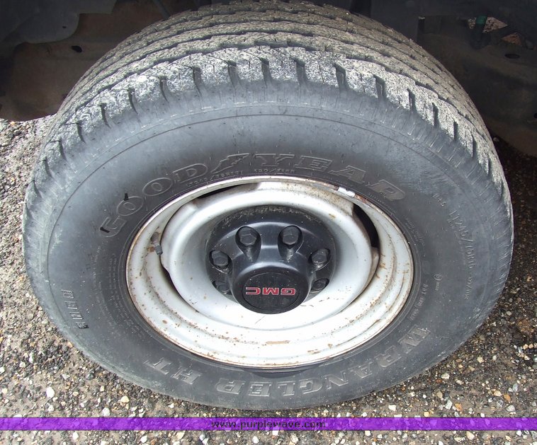 image for item 7099 2000 GMC Sierra C2500 club cab pickup