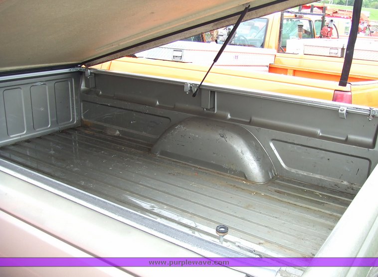 image for item 7099 2000 GMC Sierra C2500 club cab pickup