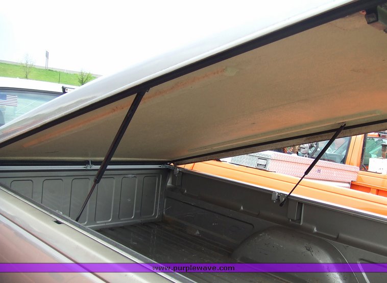 image for item 7099 2000 GMC Sierra C2500 club cab pickup