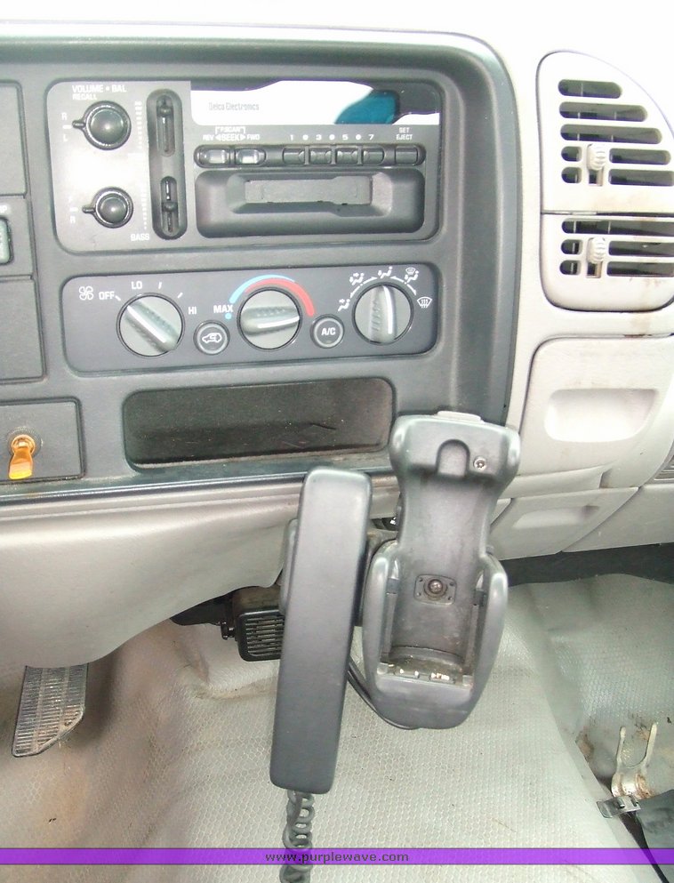 image for item 7099 2000 GMC Sierra C2500 club cab pickup