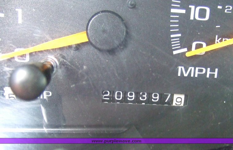 image for item 7099 2000 GMC Sierra C2500 club cab pickup