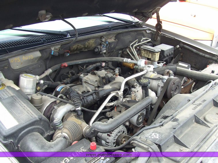 image for item 7099 2000 GMC Sierra C2500 club cab pickup