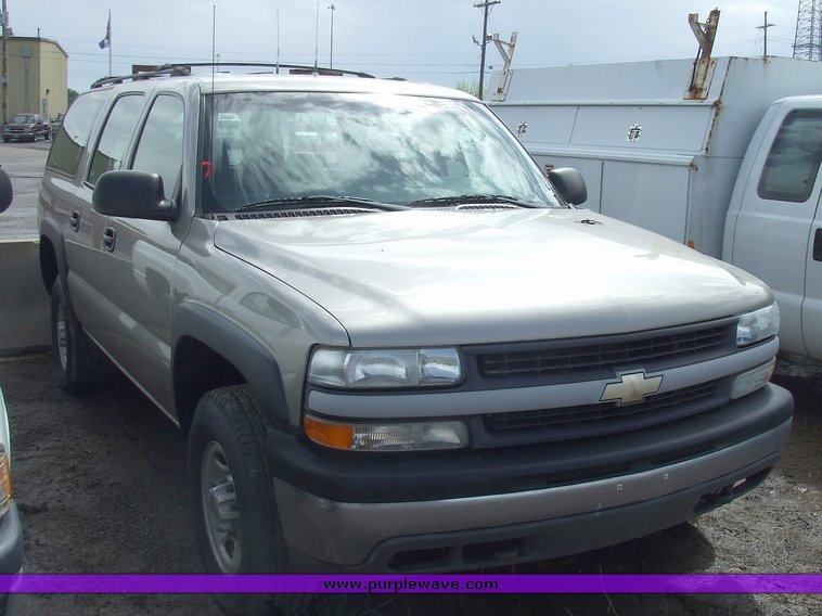 image for item 7103 2002 Chevrolet K2500 Suburban