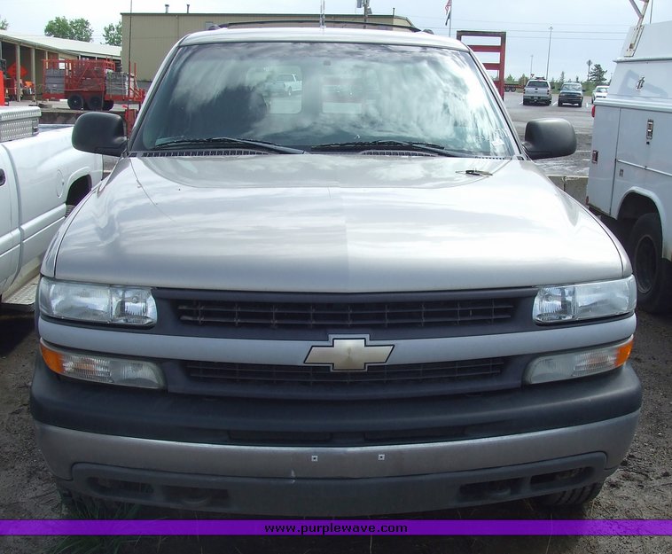image for item 7103 2002 Chevrolet K2500 Suburban