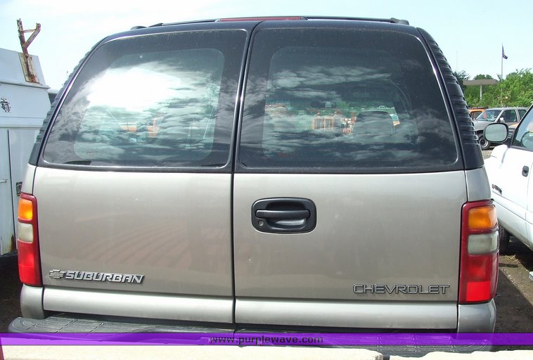 image for item 7103 2002 Chevrolet K2500 Suburban
