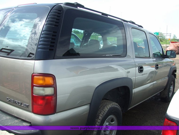 image for item 7103 2002 Chevrolet K2500 Suburban