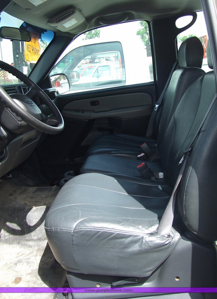 image for item 7103 2002 Chevrolet K2500 Suburban