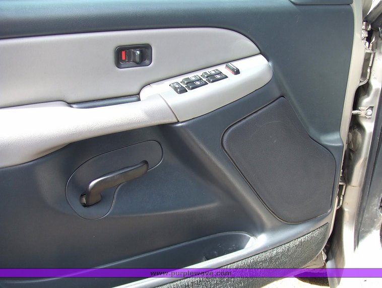 image for item 7103 2002 Chevrolet K2500 Suburban