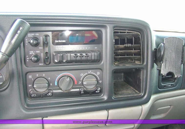 image for item 7103 2002 Chevrolet K2500 Suburban