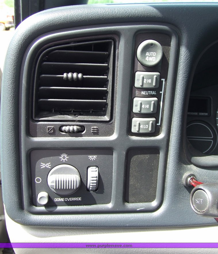 image for item 7103 2002 Chevrolet K2500 Suburban