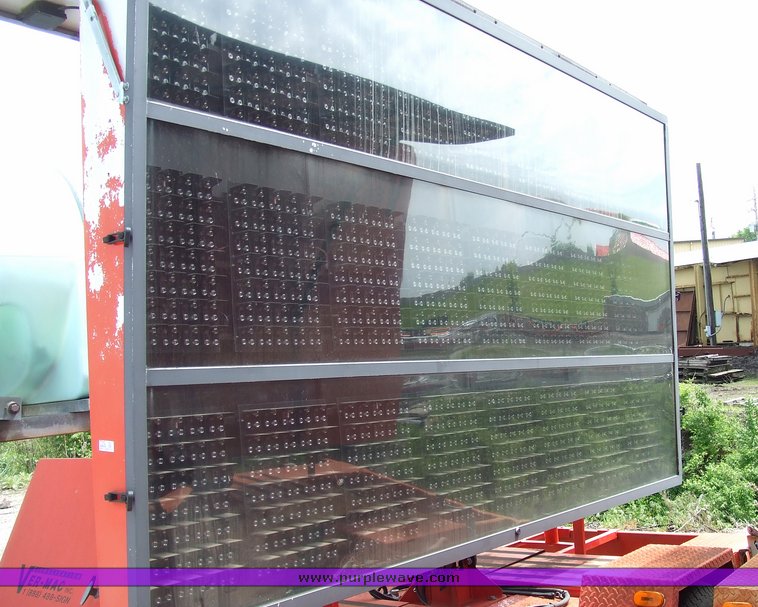 image for item 7110 2000 Ver-mac trailer-mounted variable message board