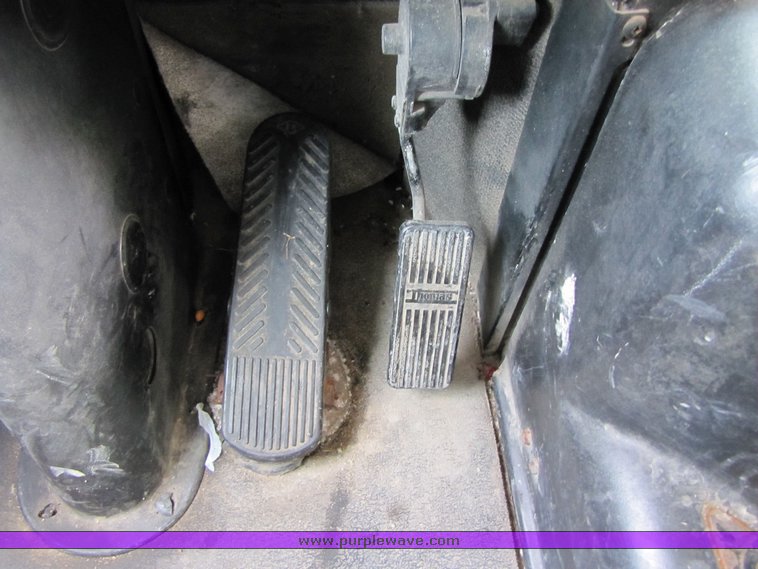 image for item 3116 2001 Thomas 83 passenger school bus