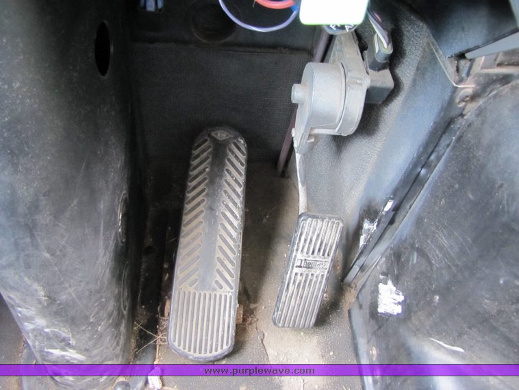 image for item 3117 2001 Thomas 65 passenger school bus