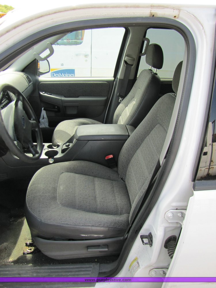 image for item 3134 2005 Ford Explorer