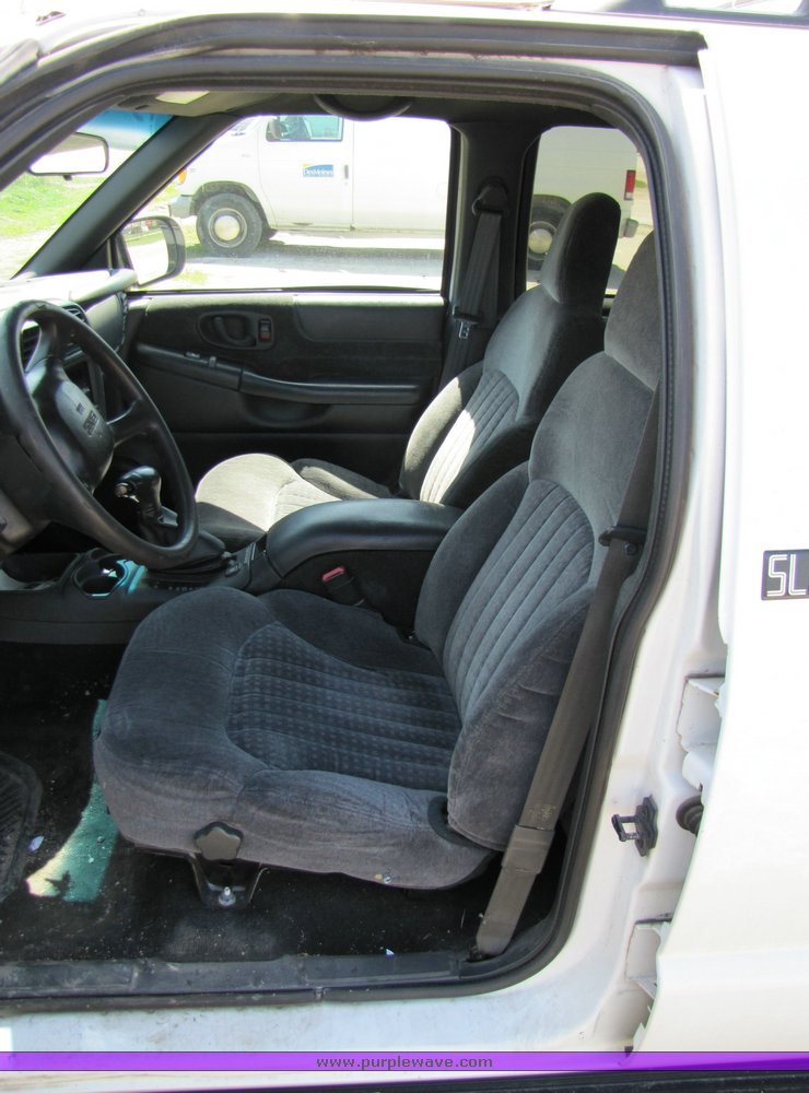 image for item 3135 2001 GMC Jimmy