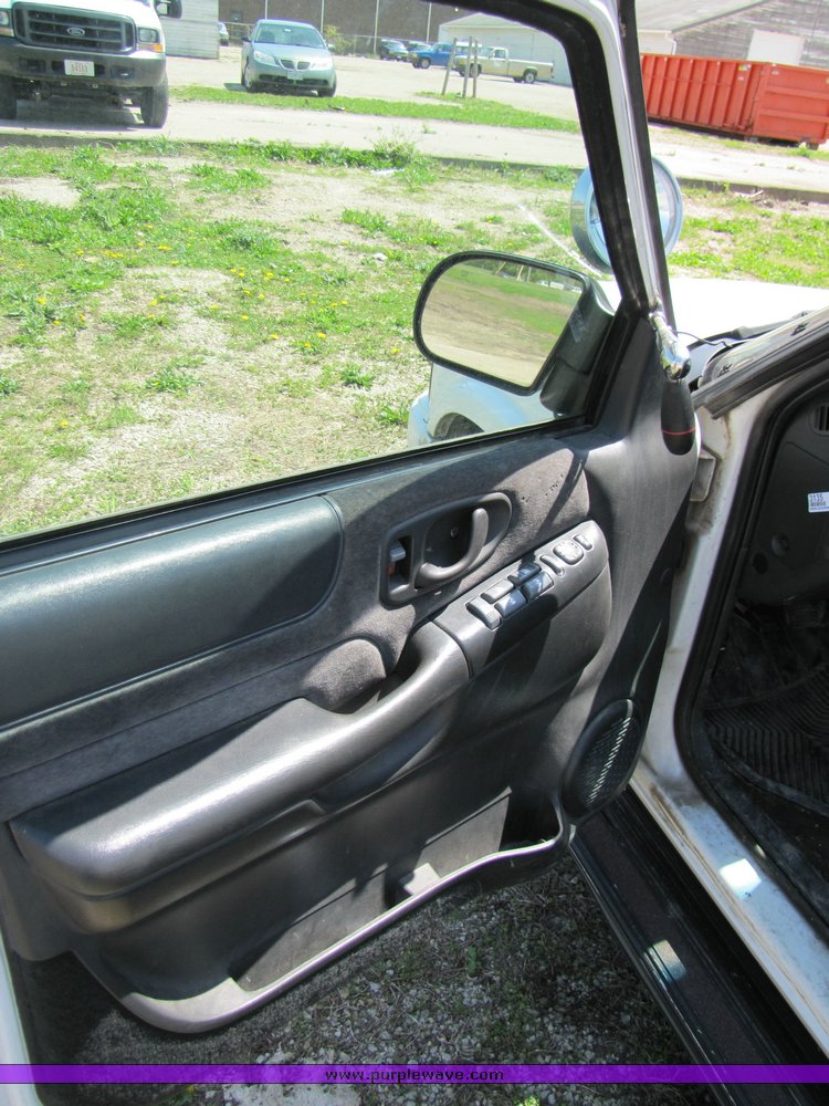 image for item 3135 2001 GMC Jimmy