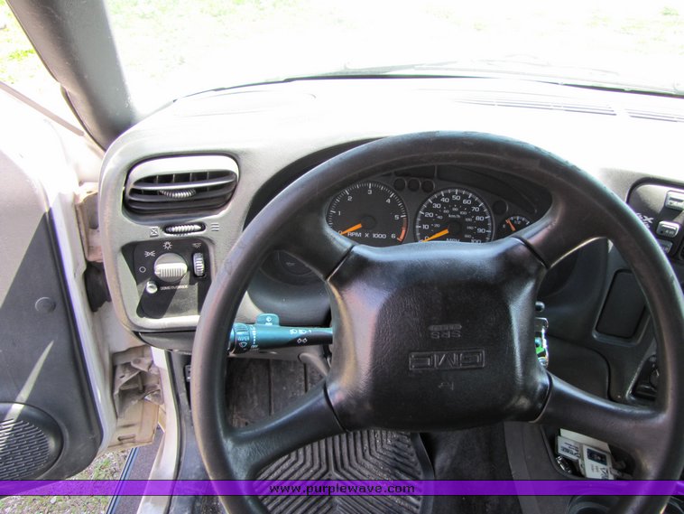 image for item 3135 2001 GMC Jimmy