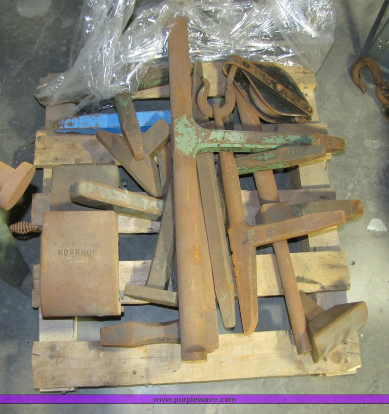 image for item 3177 Metal stand and steak holder