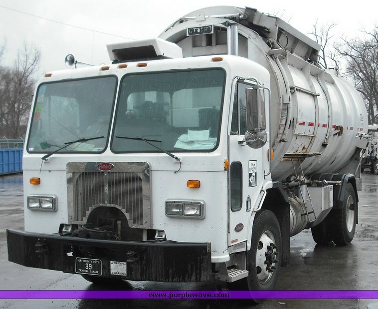 image for item 3264 2002 Peterbilt Model 320 refuse truck