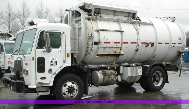 image for item 3264 2002 Peterbilt Model 320 refuse truck